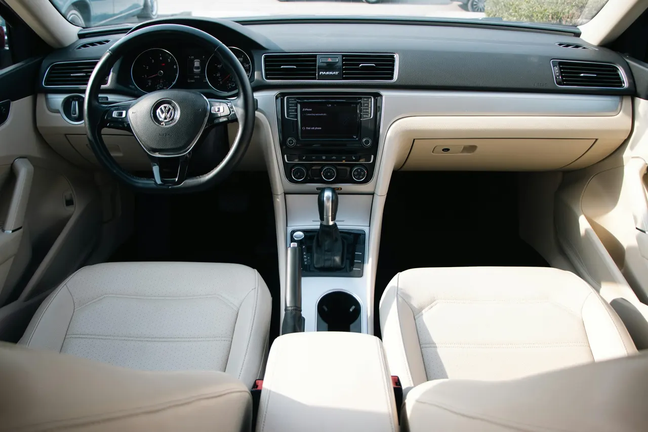 Interior de un Volkswagen Passat con el selector de marchas P R N D S en la consola central